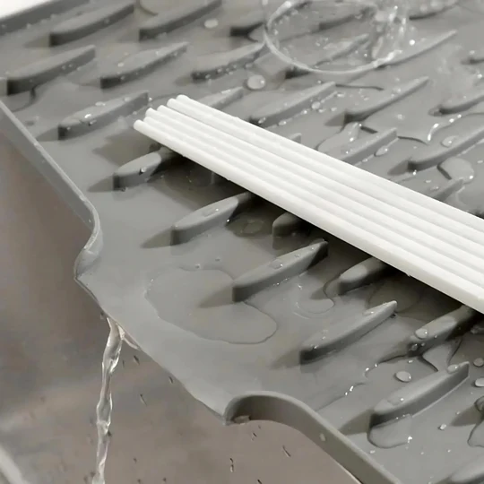 Multifunctional drying and heat-resistant silicone mat