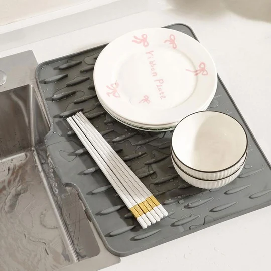Multifunctional drying and heat-resistant silicone mat