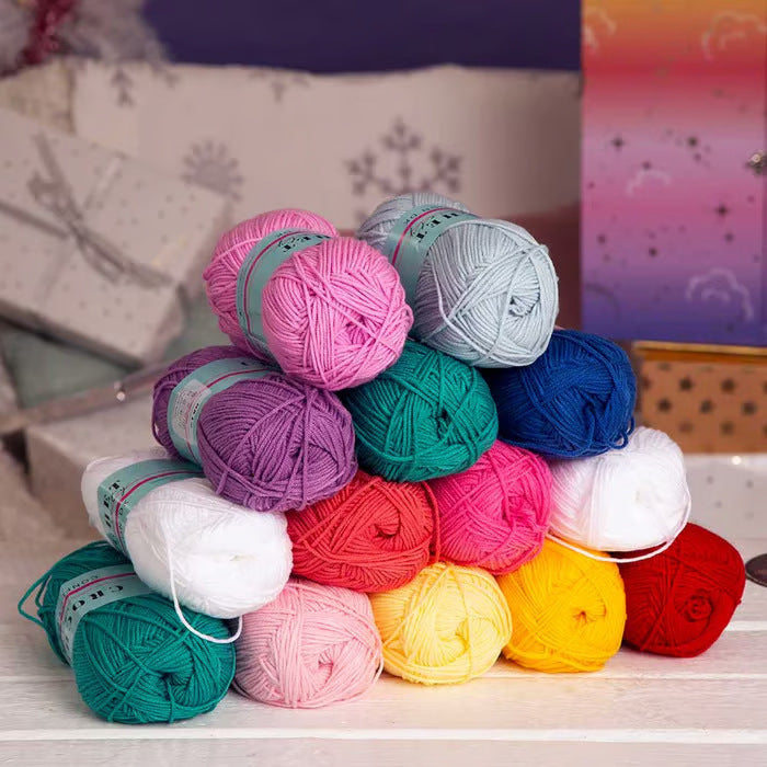 Crochet Advent Calendar 2026 (25 Days) – Christmas Countdown Calendar with Yarn, Crochet Accessories, Patterns, and Creative Surprises